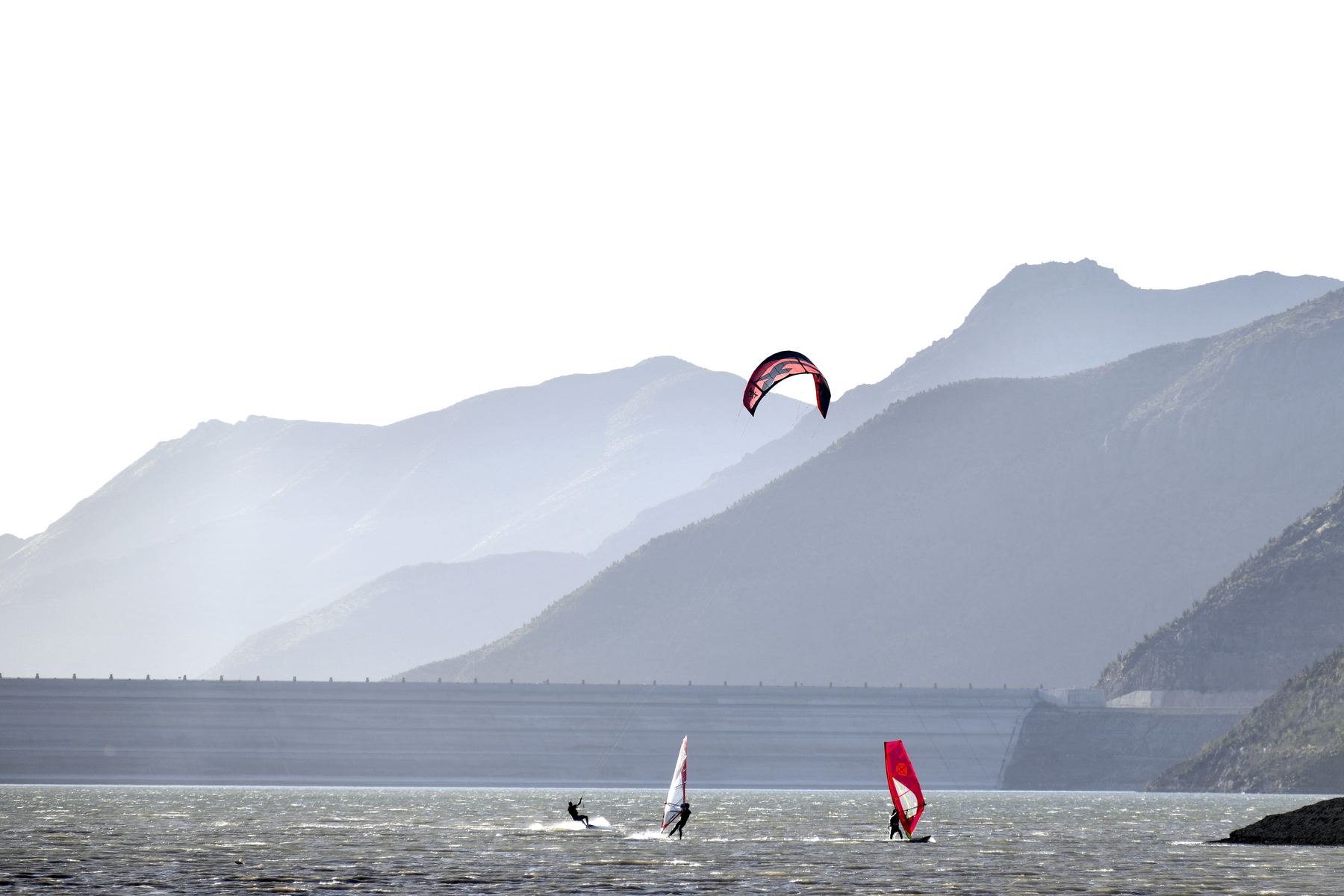 Kite y windsurf frente a las montañas
