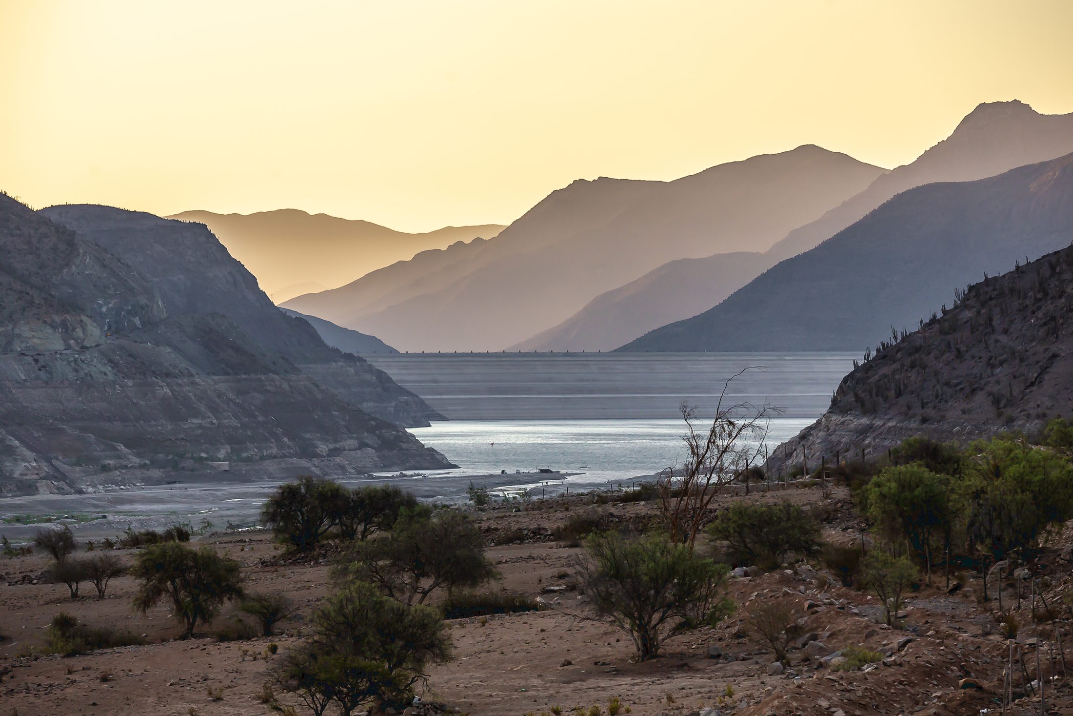 Embalse Puclaro entre montañas al atardecer